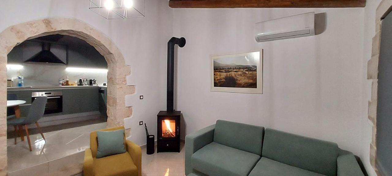 Wood And Stone Apartment Tsikalaria  ภายนอก รูปภาพ